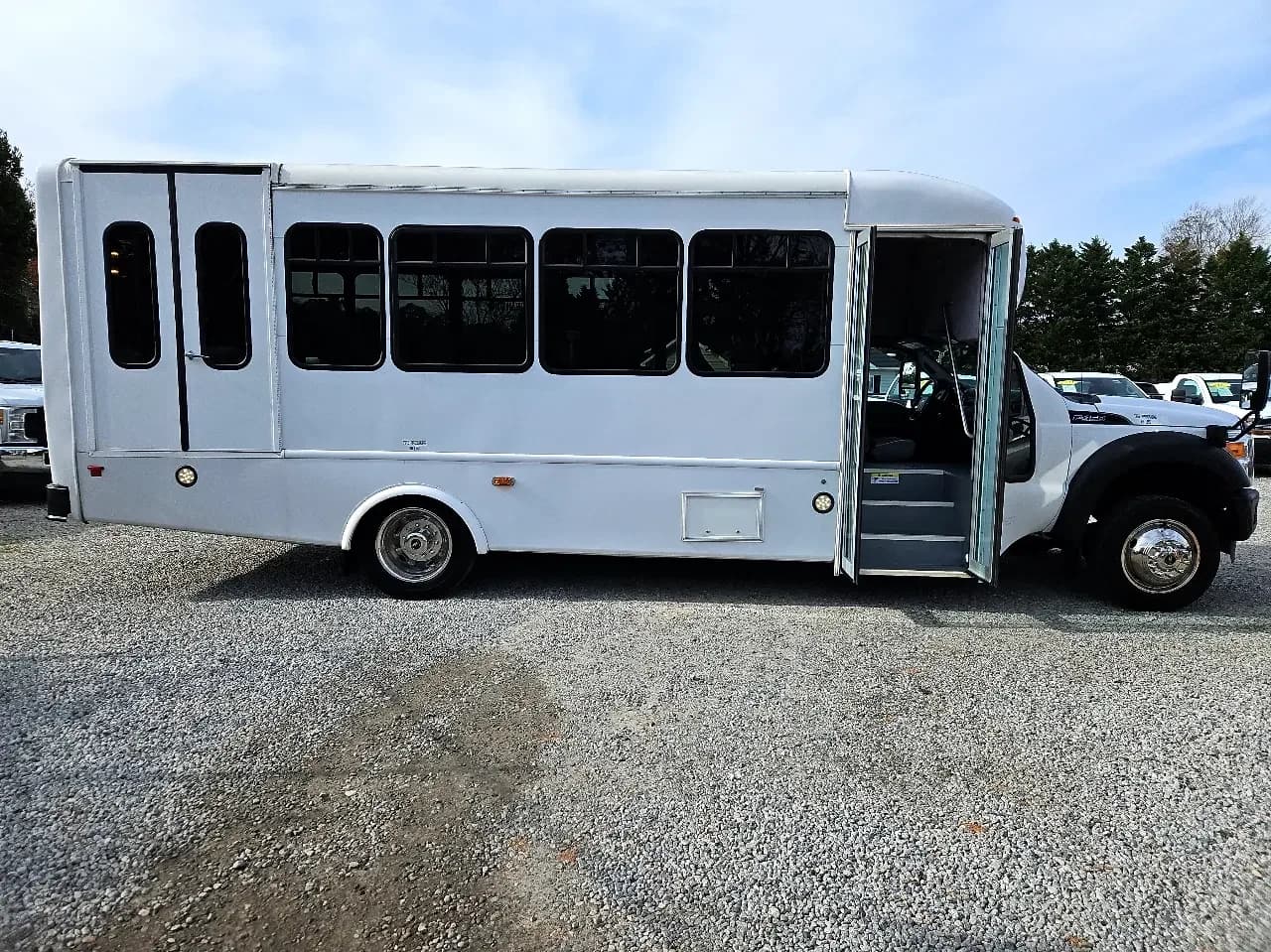 2016 Ford F450 ADA SD Startrans Shuttle Bus - Image 4