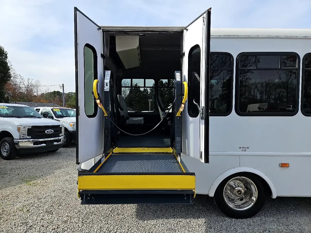 2016 Ford F450 ADA SD Startrans Shuttle Bus - Image 7