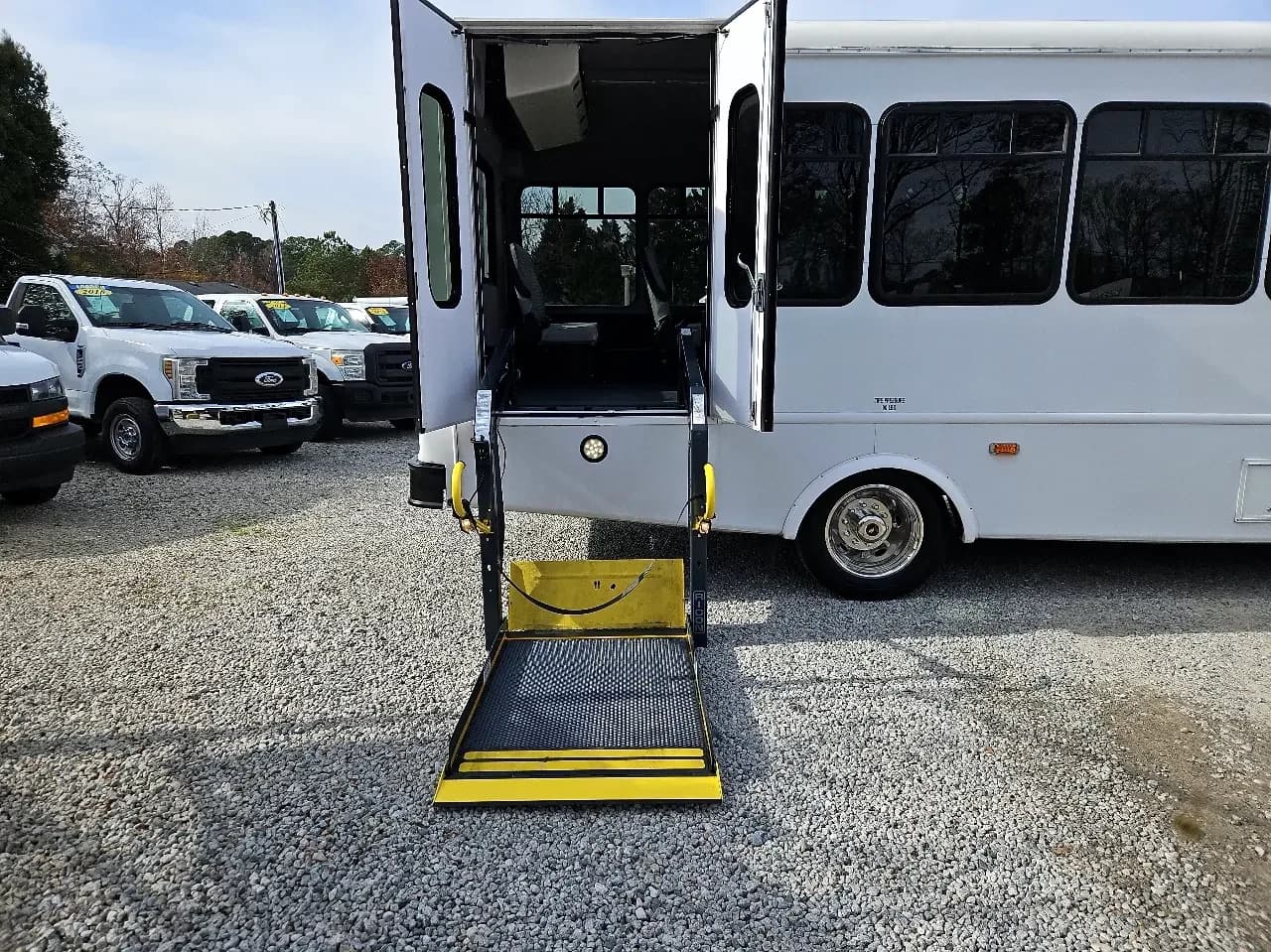 2016 Ford F450 ADA SD Startrans Shuttle Bus - Image 8