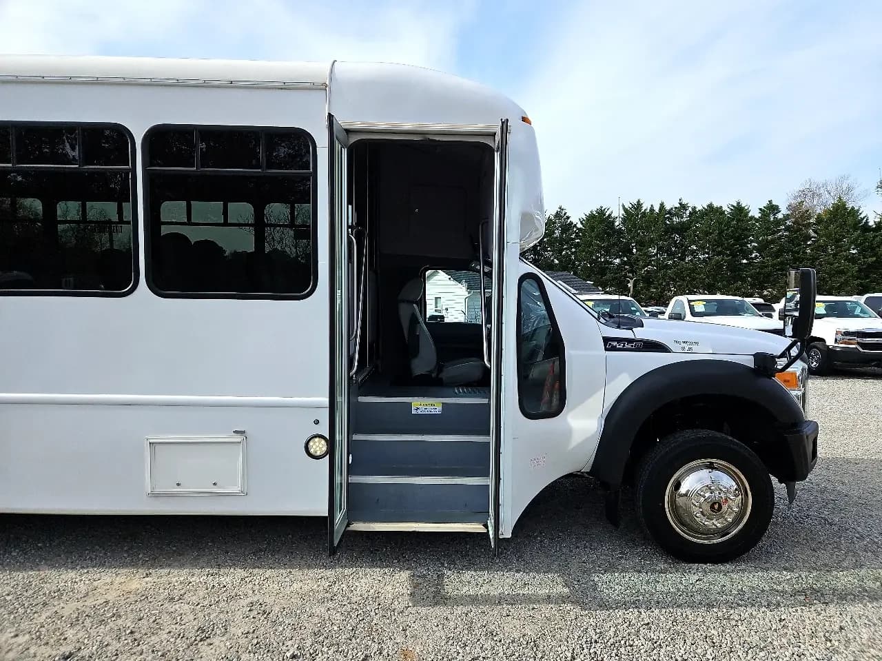 2016 Ford F450 ADA SD Startrans Shuttle Bus - Image 9