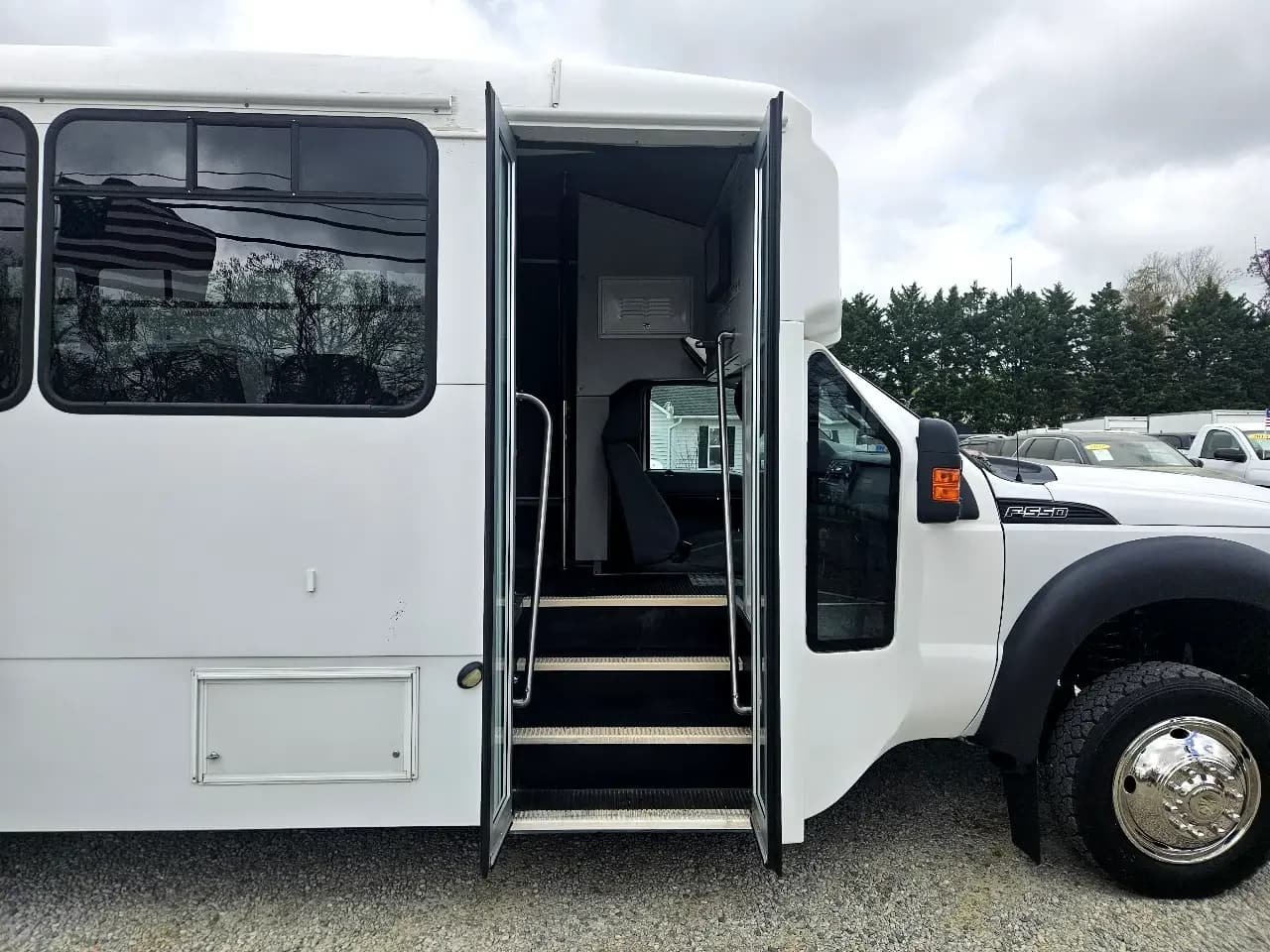 2015 Ford F550 Champion Defender - Image 9