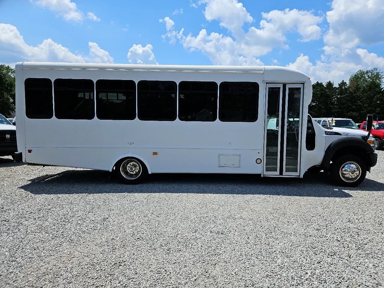 2016 Ford F550 StarTrans Shuttle Bus - Image 4