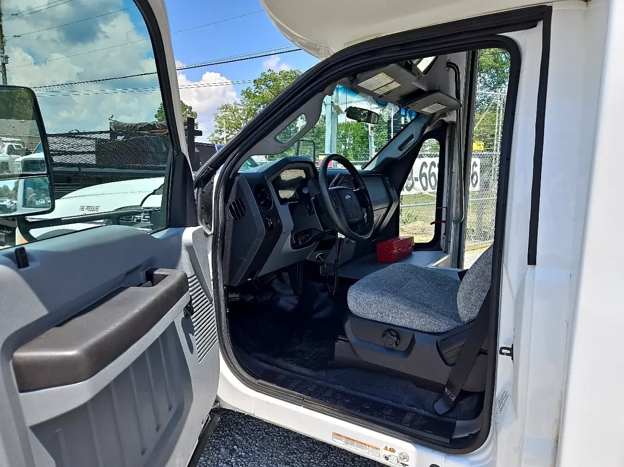 2016 Ford F550 StarTrans Shuttle Bus - Image 5