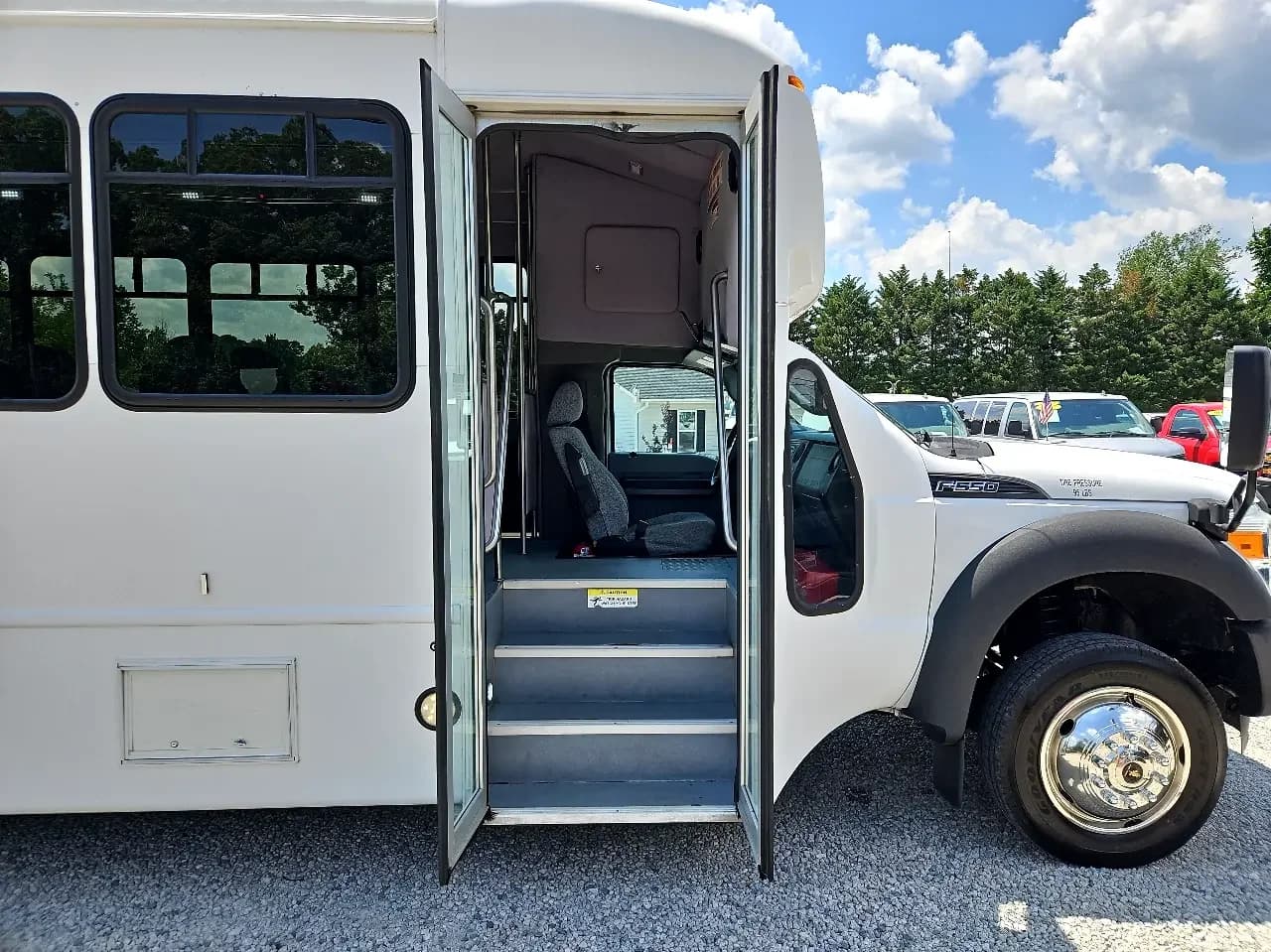 2016 Ford F550 StarTrans Shuttle Bus - Image 7