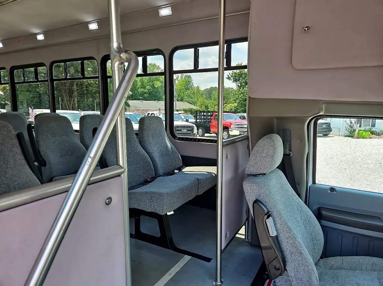 2016 Ford F550 StarTrans Shuttle Bus - Image 8