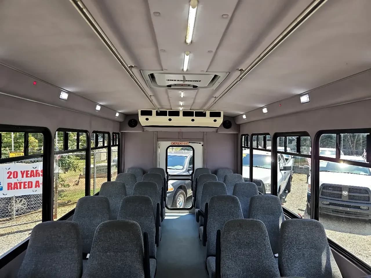 2016 Ford F550 StarTrans Shuttle Bus - Image 9