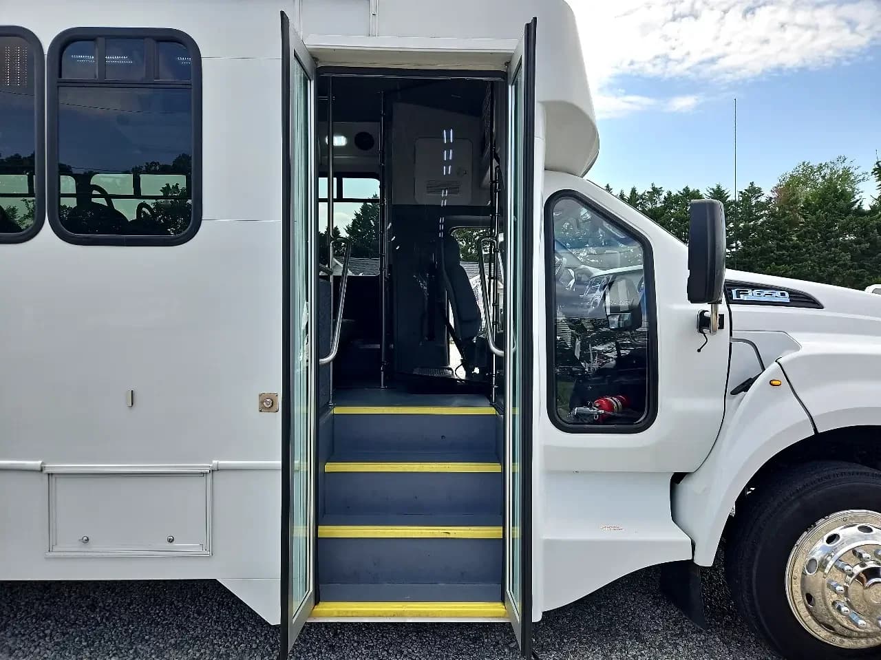 2017 Ford F650 Senator HD Shuttle Bus - Image 8