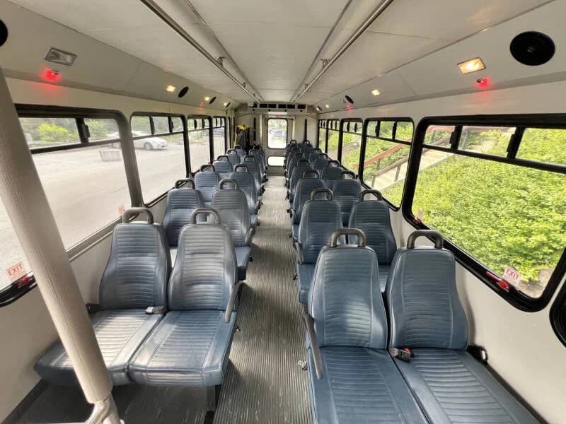 2014 Ford F550 Glaval Shuttle Bus - Image 10