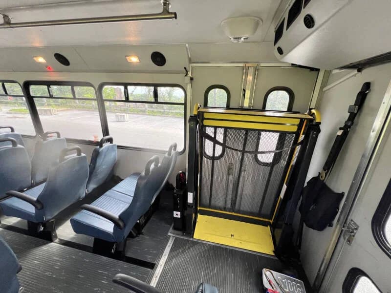 2014 Ford F550 Glaval Shuttle Bus - Image 11