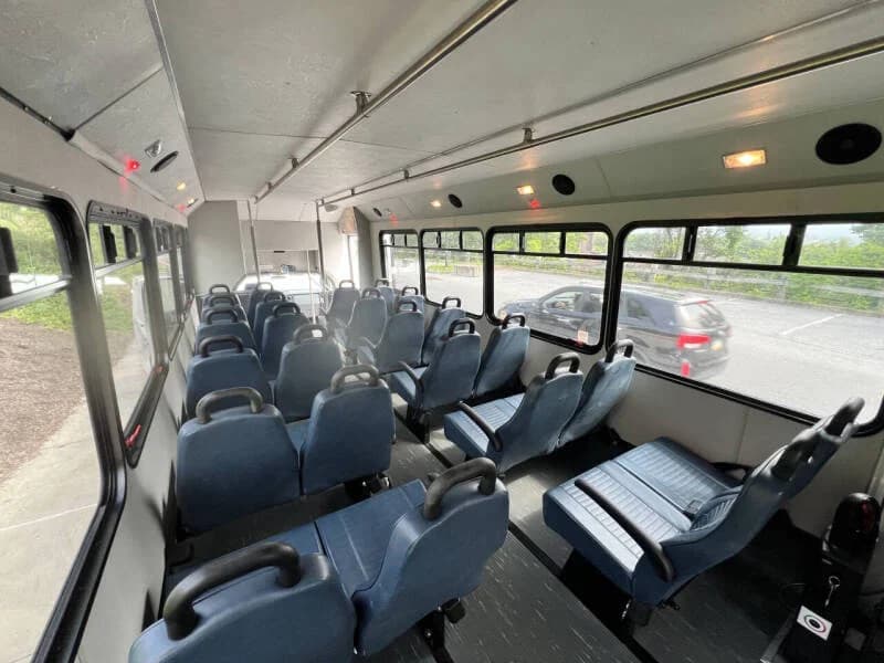 2014 Ford F550 Glaval Shuttle Bus - Image 12
