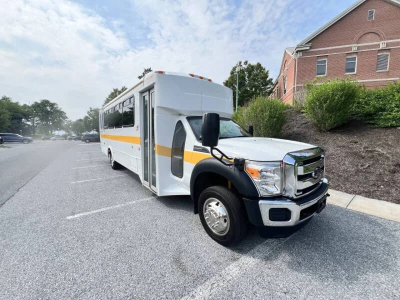 2014 Ford F550 Glaval Shuttle Bus - Image 4