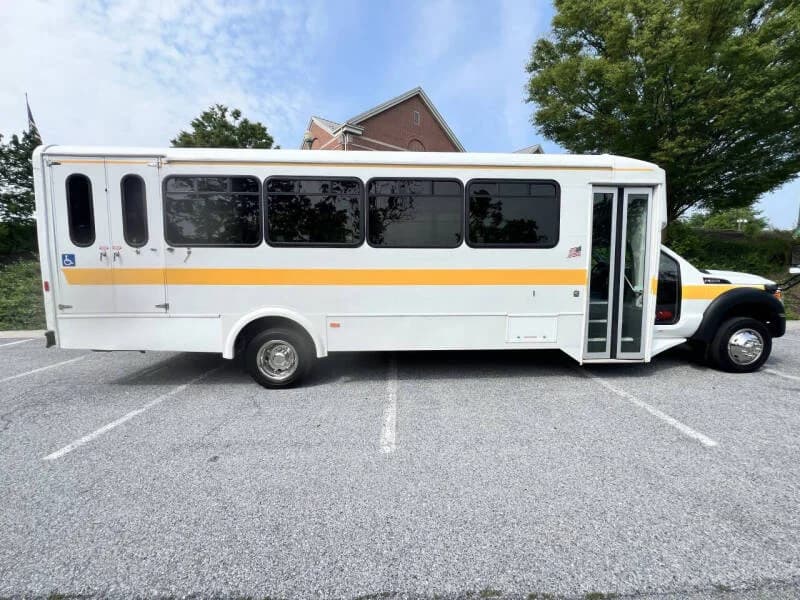2014 Ford F550 Glaval Shuttle Bus - Image 5