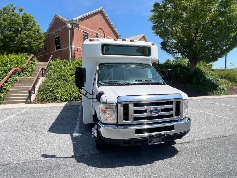 2017 Ford E450 Shuttle Bus - Image 3