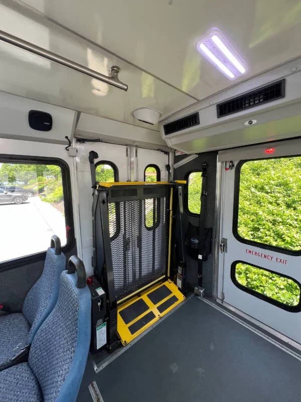 2017 Ford E450 Shuttle Bus - Image 12