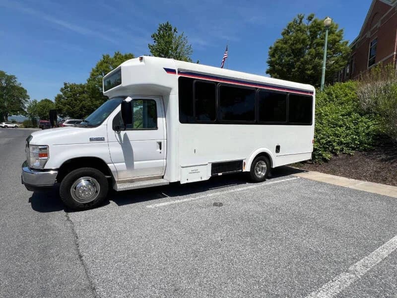 2017 Ford E450 Shuttle Bus - Image 4