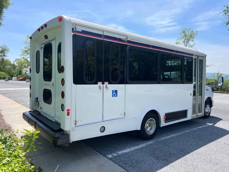 2017 Ford E450 Shuttle Bus - Image 5