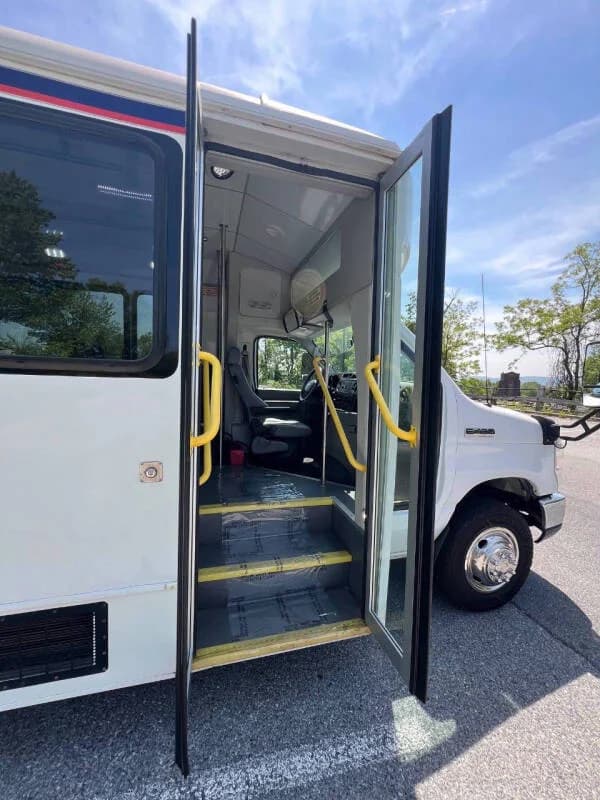 2017 Ford E450 Shuttle Bus - Image 7