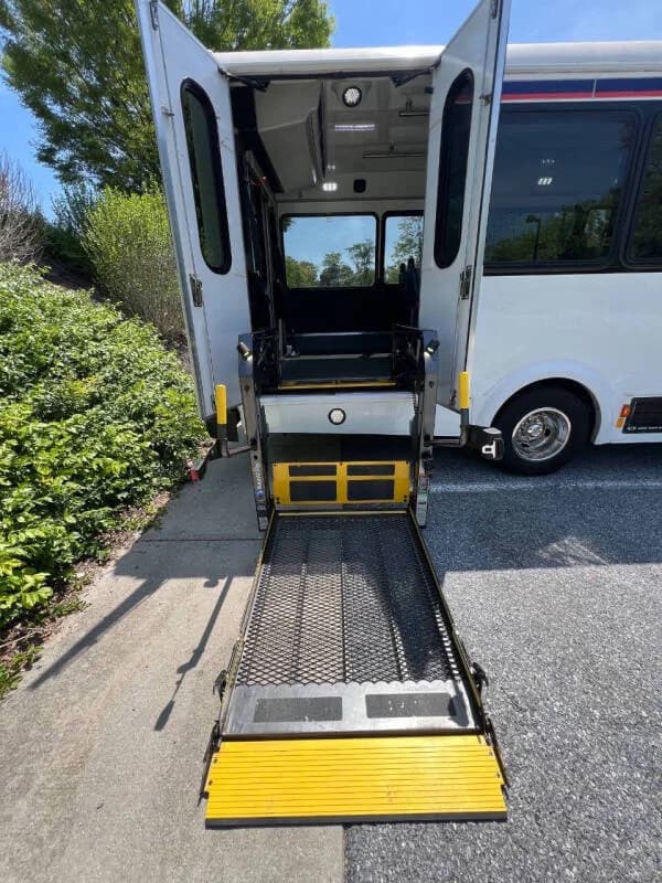 2017 Ford E450 Shuttle Bus - Image 9