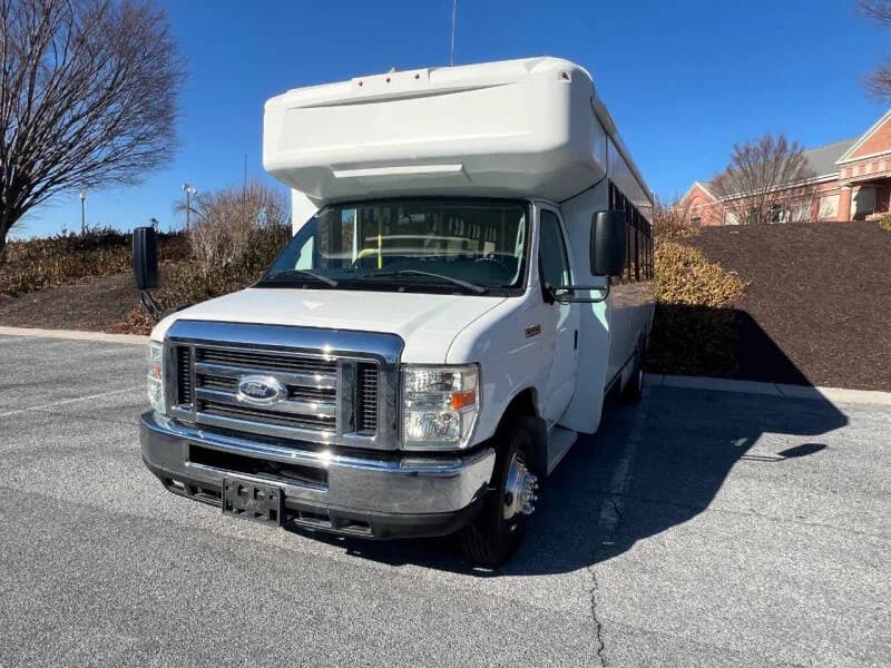 2014 Ford E450 Shuttle Bus - Image 3
