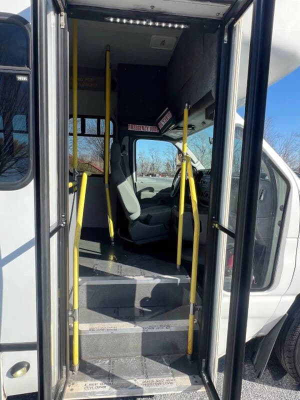 2014 Ford E450 Shuttle Bus - Image 6