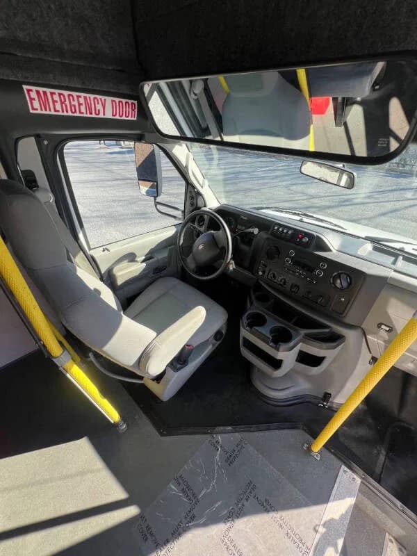 2014 Ford E450 Shuttle Bus - Image 8