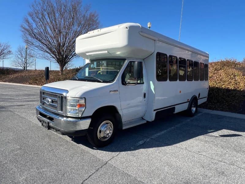 2014 Ford E450 Shuttle Bus - Image 4