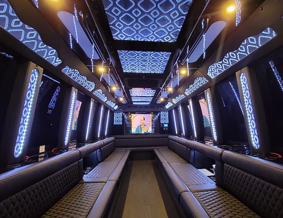2018 Ford F550 Party Bus - Image 9
