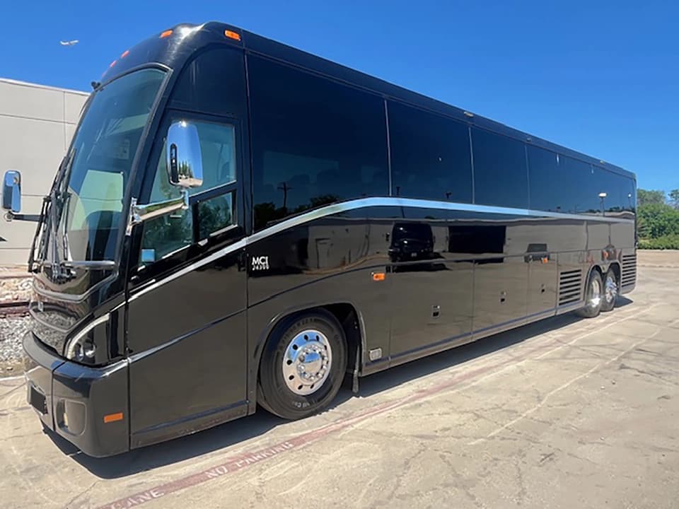 2018 MCI J4500 Coach Bus - Image 1