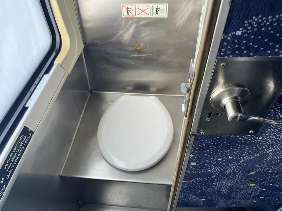 2008 MCI D4505 Coach Bus - Image 11