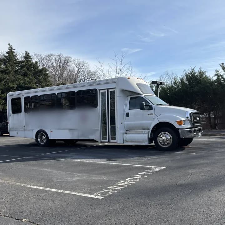 2007 Ford F650 ADA Shuttle Bus - Image 2