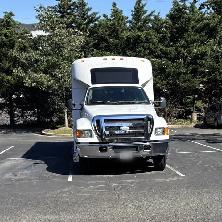 2007 Ford F650 ADA Shuttle Bus - Image 4