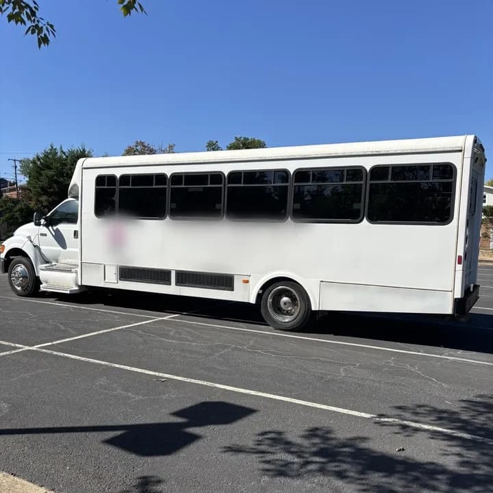 2007 Ford F650 ADA Shuttle Bus - Image 3