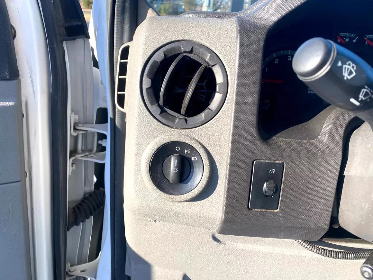 2017 Ford Econoline ADA Shuttle Bus - Image 28