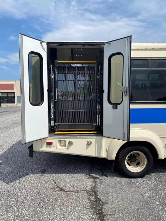 2012 Ford E450 Cutaway - Image 8