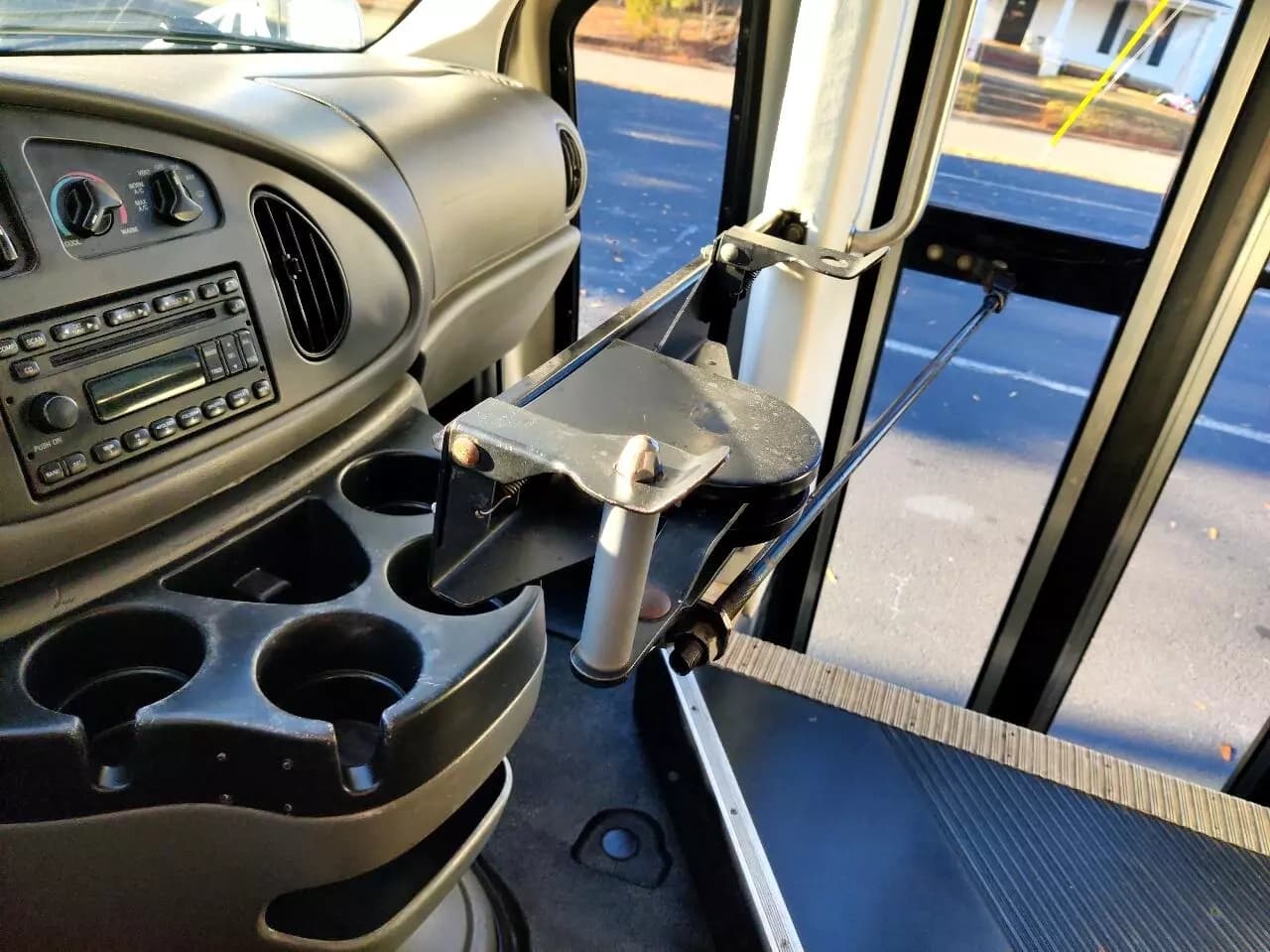 2008 Ford E450 Turtle Top Odyssey Shuttle Bus - Image 11