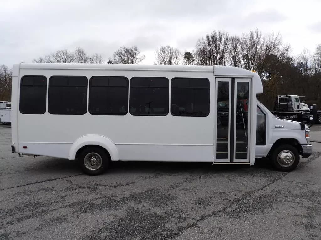 2018 Ford E450 Shuttle Bus - Image 4