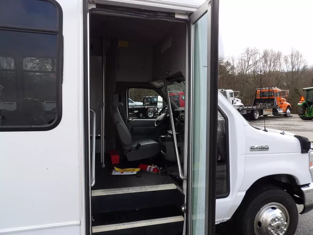 2018 Ford E450 Shuttle Bus - Image 5