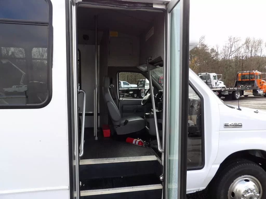 2018 Ford E450 Shuttle Bus - Image 6