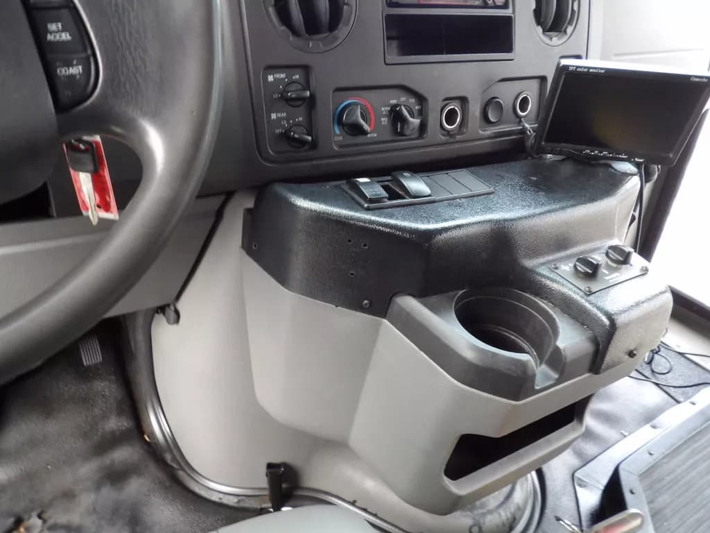 2018 Ford E450 Shuttle Bus - Image 14