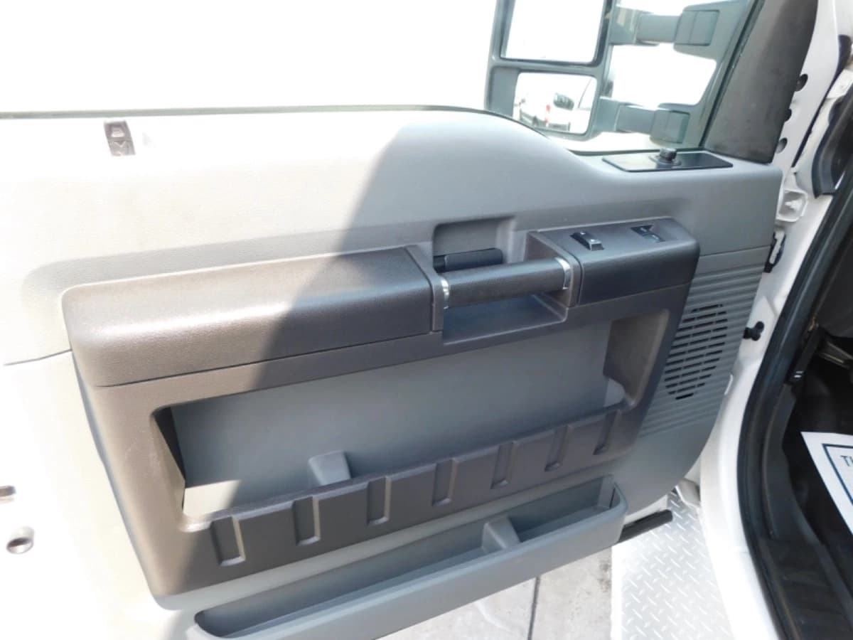 2013 Ford F550 Shuttle Bus - Image 6
