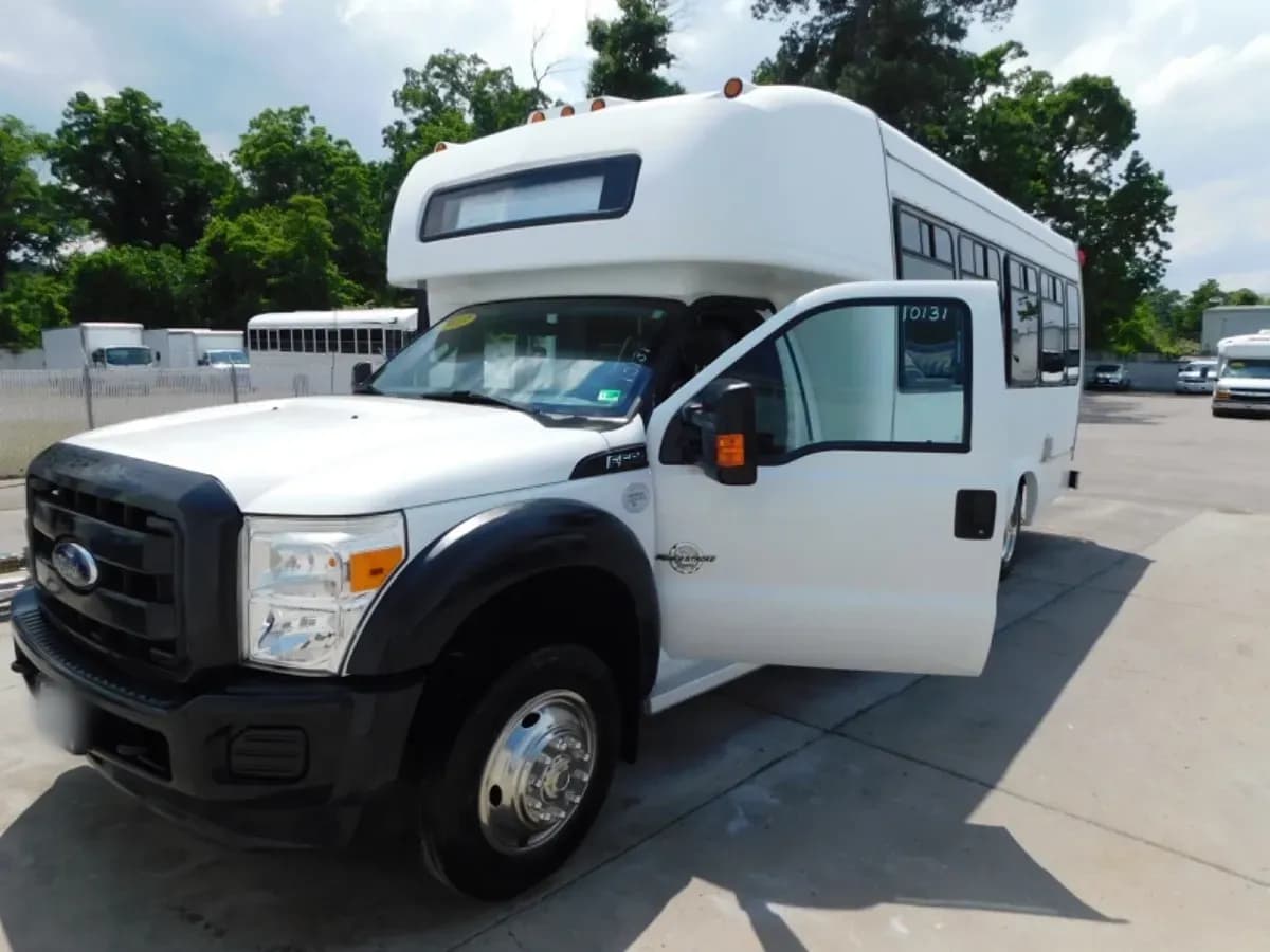 2013 Ford F550 Shuttle Bus - Image 4