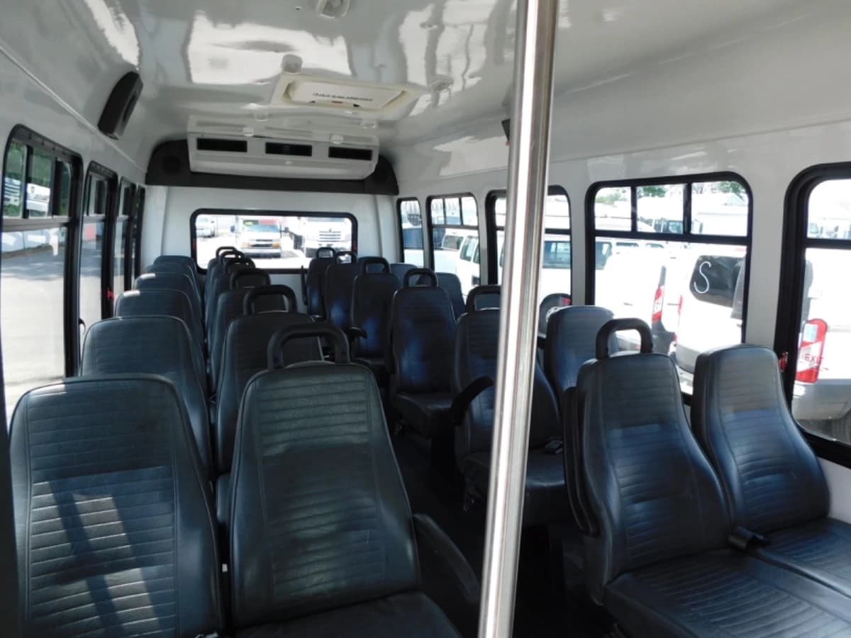 2013 Ford F550 Shuttle Bus - Image 15