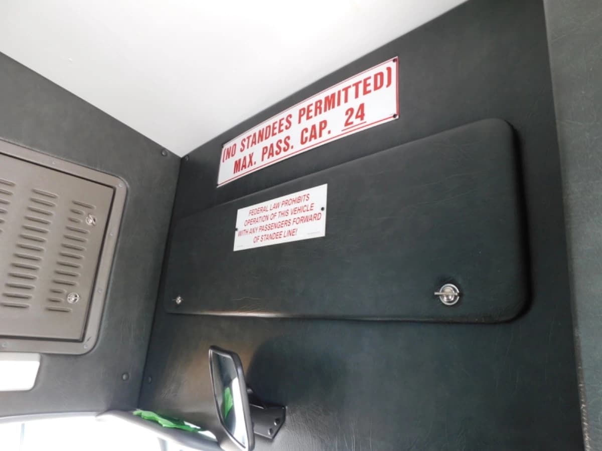 2013 Ford F550 Shuttle Bus - Image 20