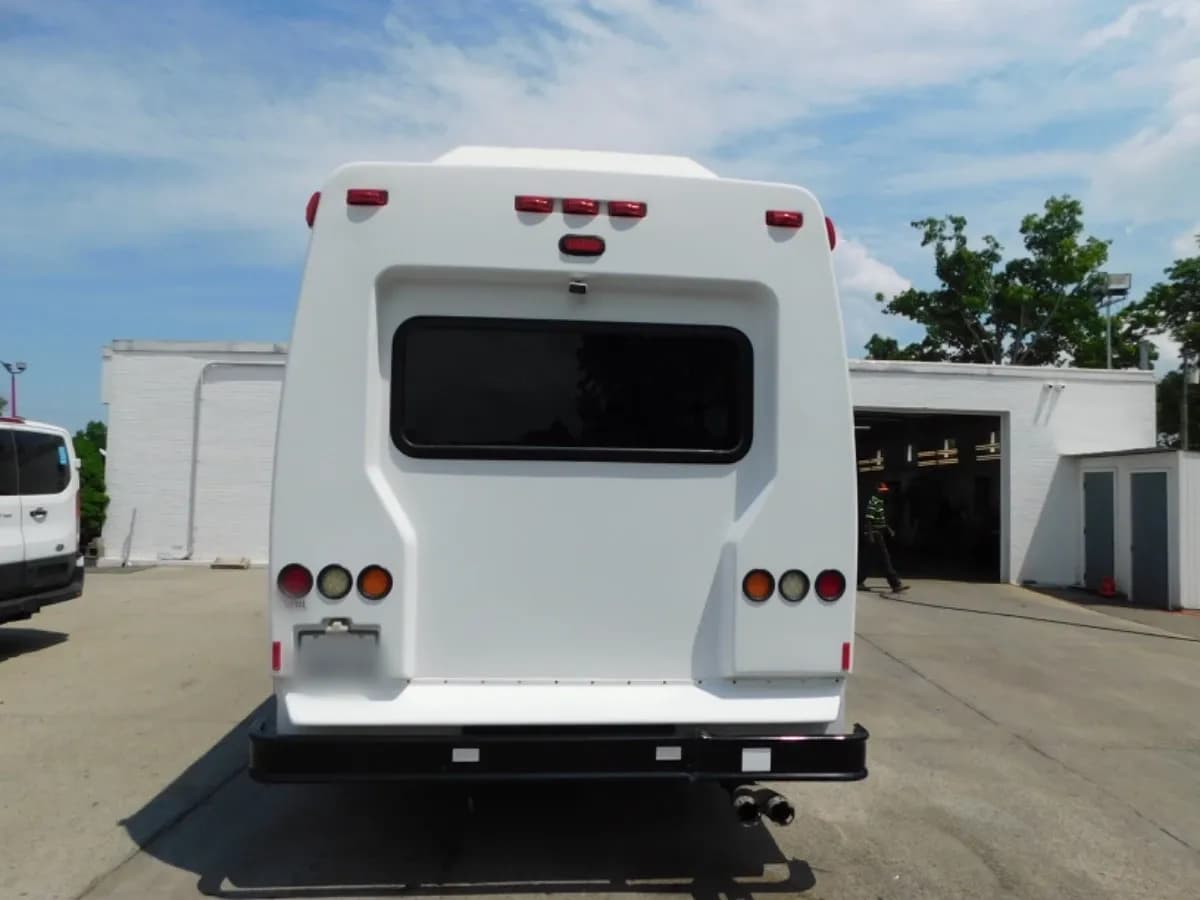 2013 Ford F550 Shuttle Bus - Image 3