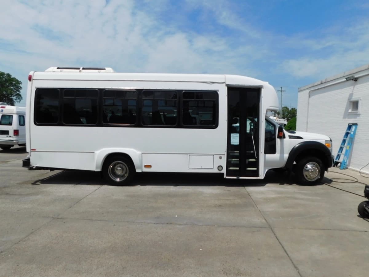 2013 Ford F550 Shuttle Bus - Image 2