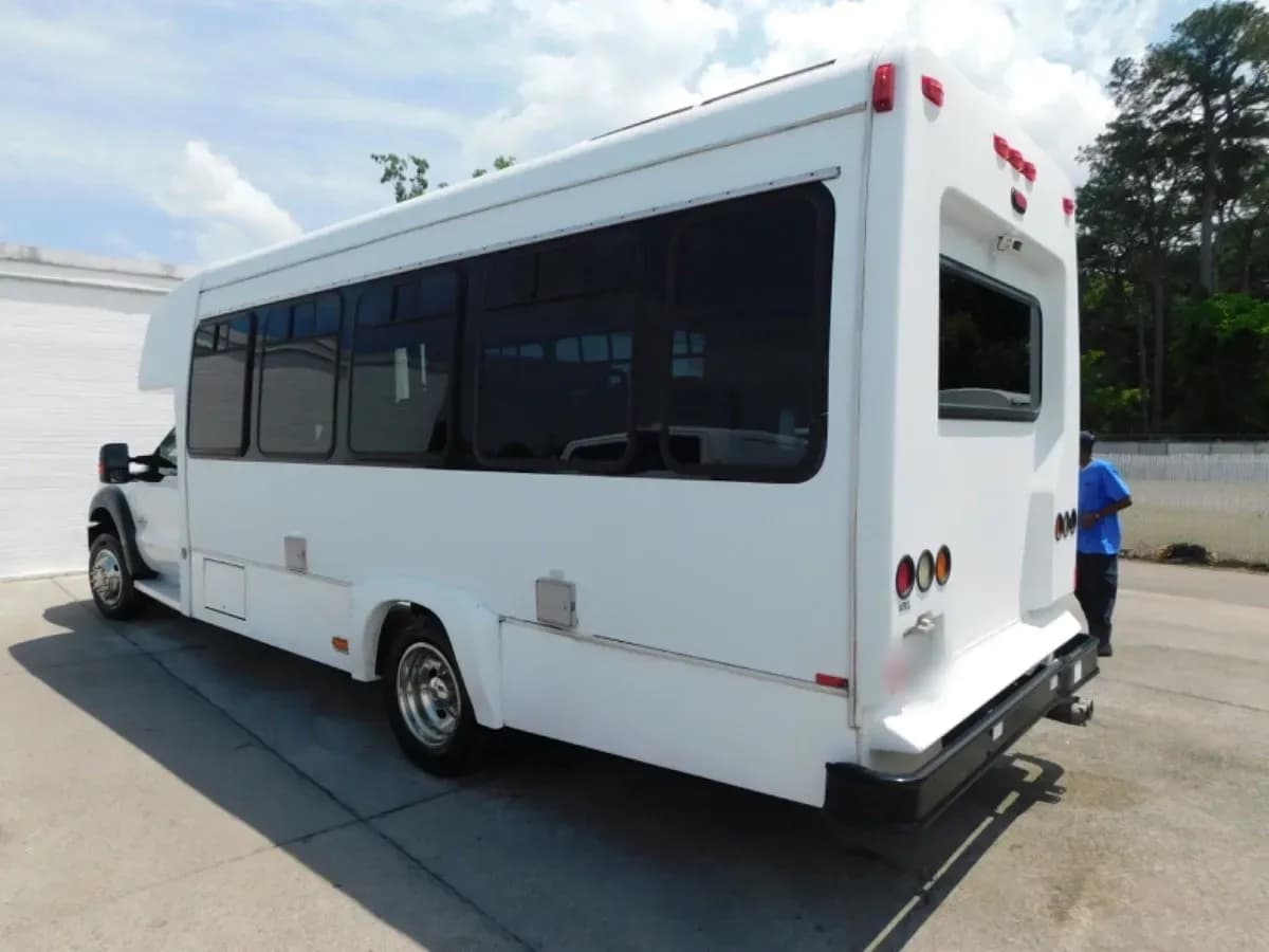 2013 Ford F550 Shuttle Bus - Image 5