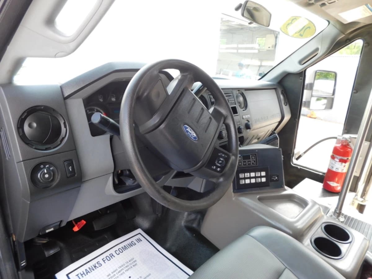 2013 Ford F550 Shuttle Bus - Image 10