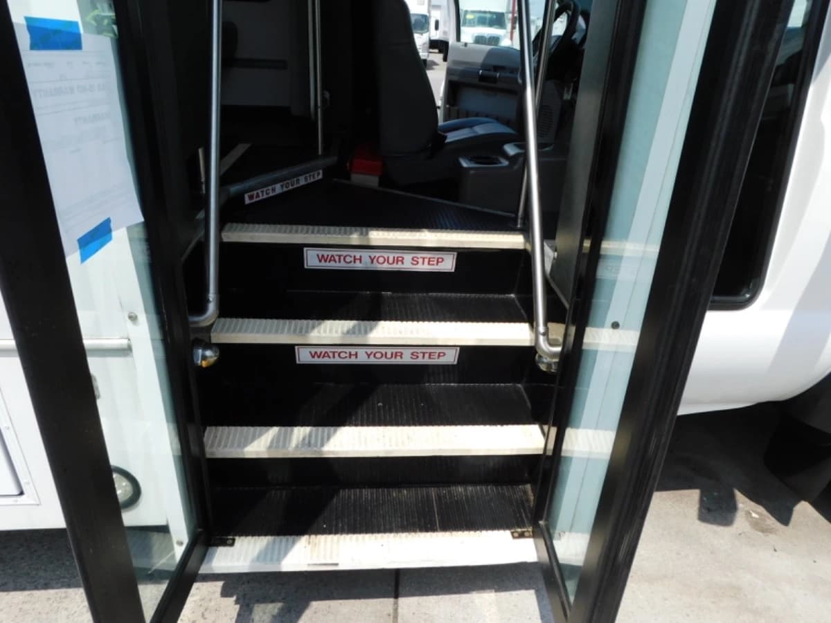 2013 Ford F550 Shuttle Bus - Image 11