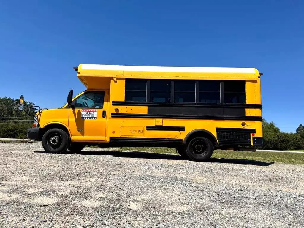 2010 Chevrolet 4500 Mini School Bus - Image 3