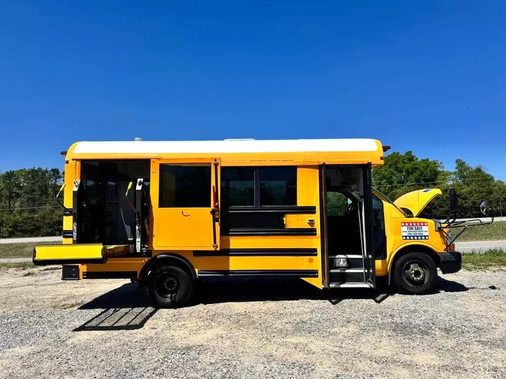 2010 Chevrolet 4500 Mini School Bus - Image 9